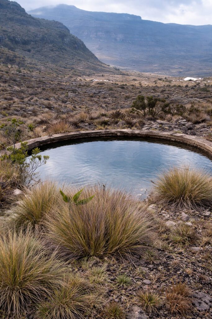 Depósito de agua rodeado de montañas